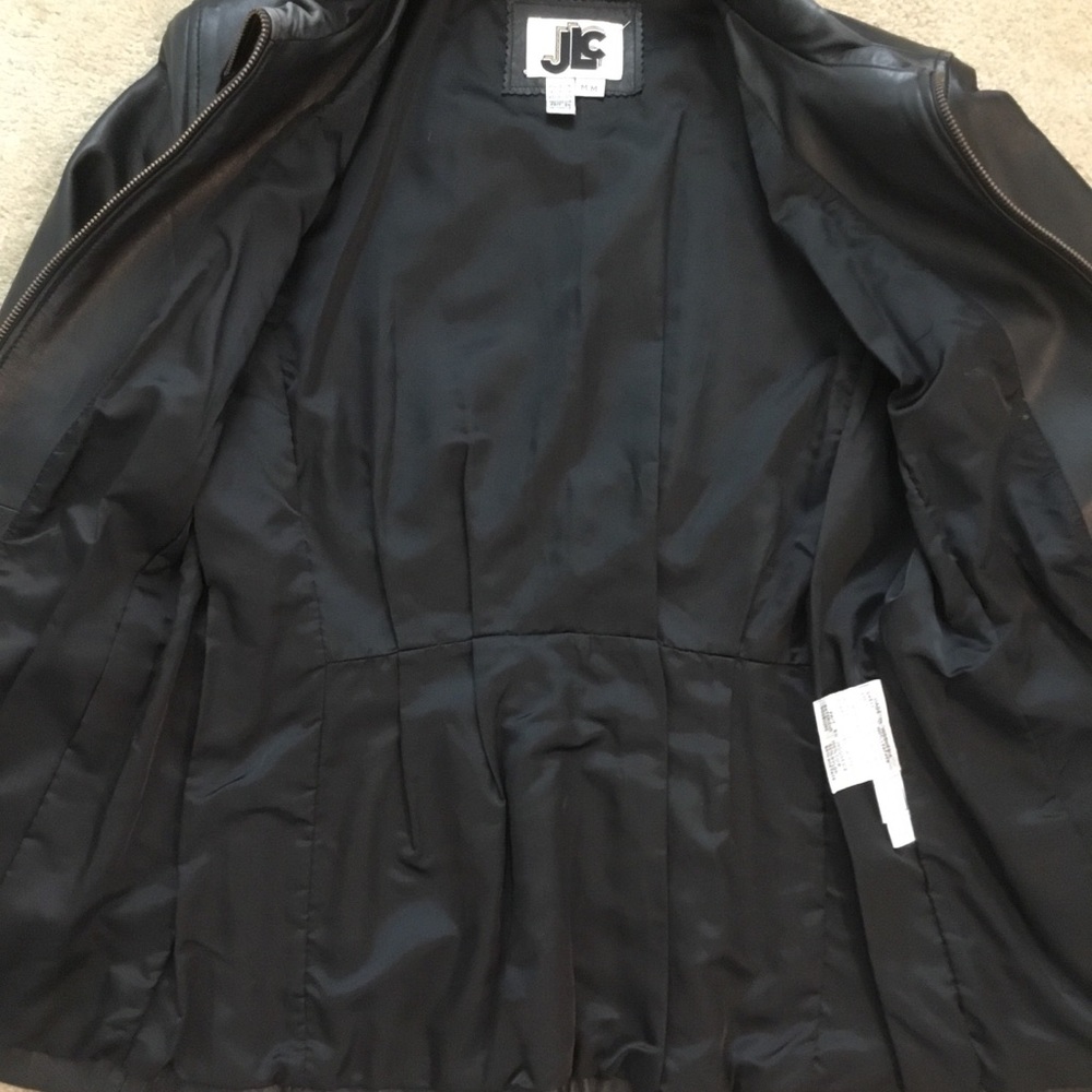 Beautiful Leather Jacket - Picture 3 of 6